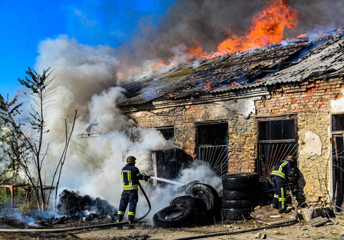 Los bomberos apagan un incendio en un almacén después de un bombardeo en Kupiansk