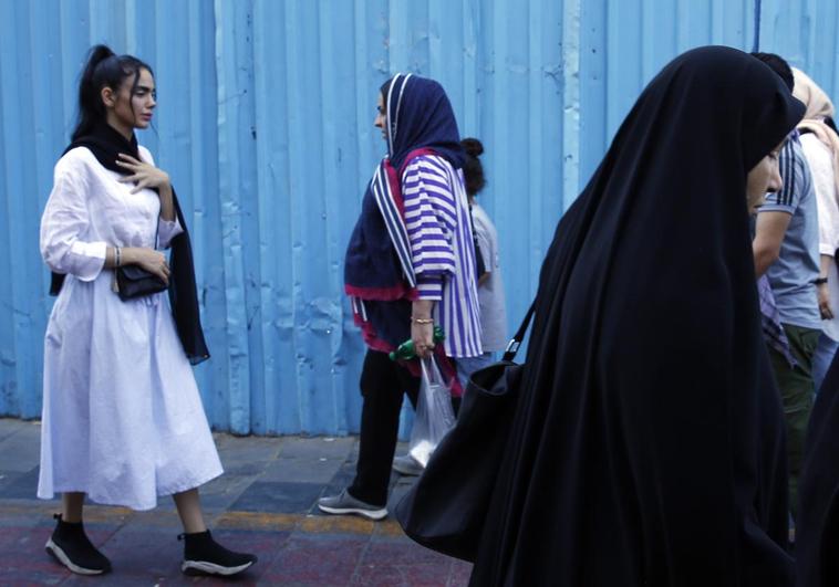 No llevar velo en Irán puede costar ahora hasta diez años de cárcel