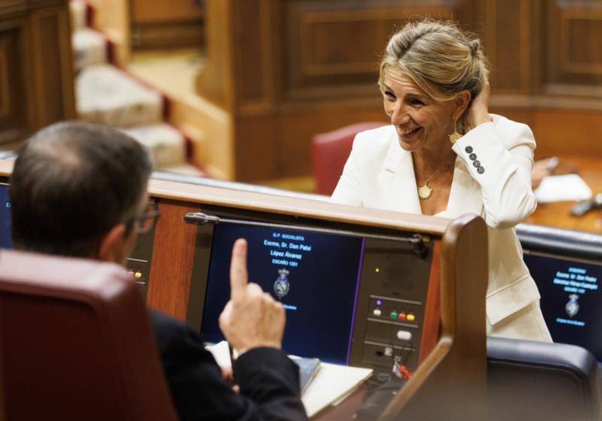 Yolanda Díaz saluda a Patxi López durante el pleno del martes en el Congreso.