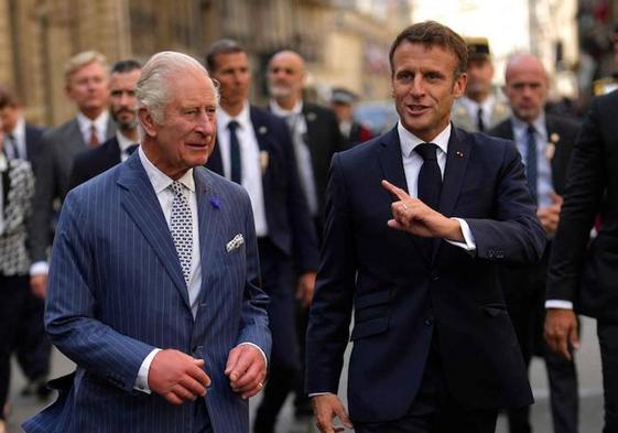 El rey Carlos III de Inglaterra y el presidente francés, Emmanuel Macron caminan por las calles de París