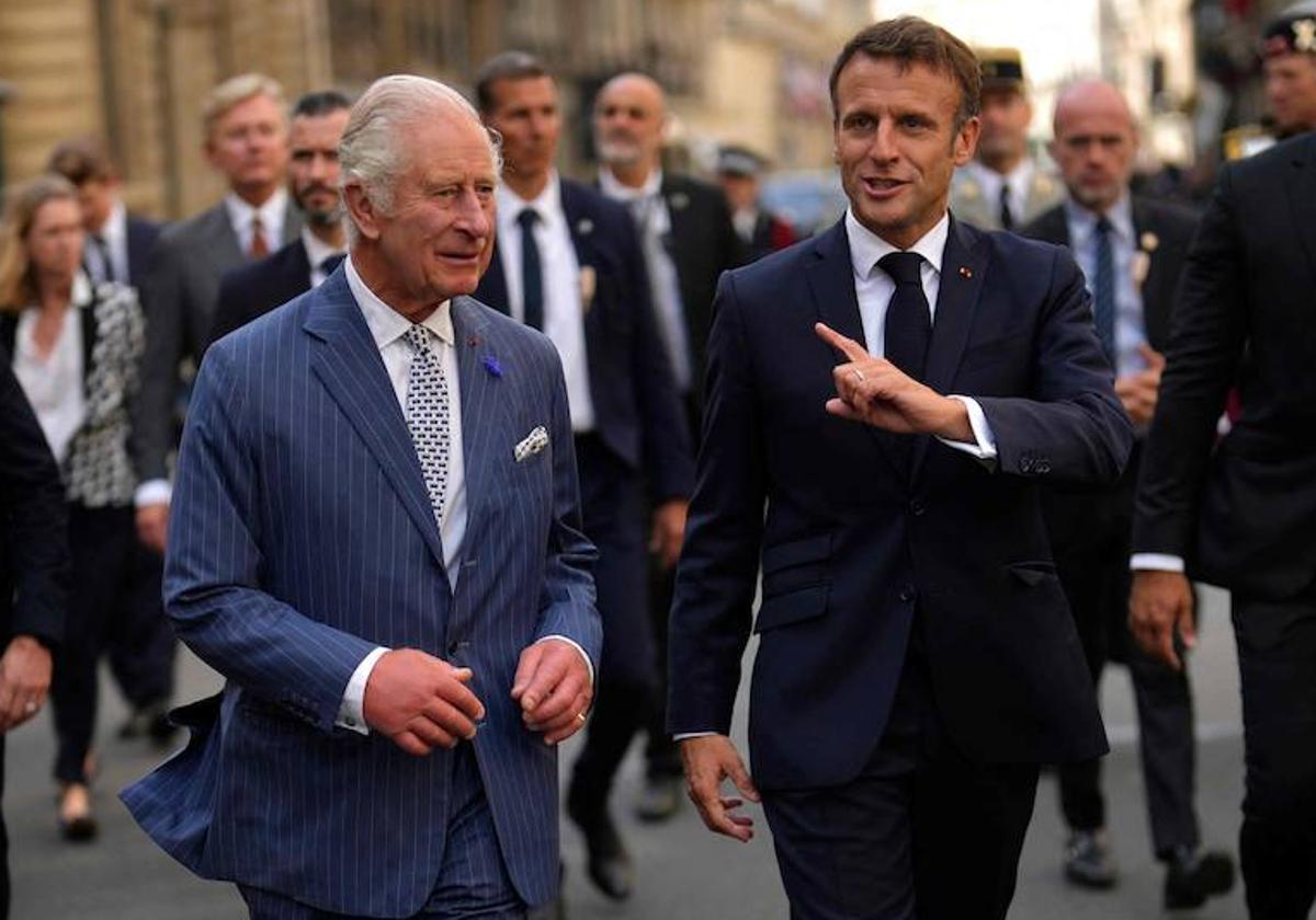 El rey Carlos III de Inglaterra y el presidente francés, Emmanuel Macron caminan por las calles de París