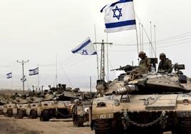 Una fila de tanques Merkava, el modelo robado de una base militar israelí, avanzan por el frente de Gaza.