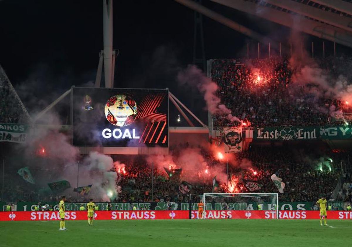 Imangen del Olímpico de Atenas con bengalas tras un gol del Panathinaikos.