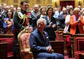 Los senadores franceses y los miembros de la Asamblea Nacional saludan al rey Carlos III