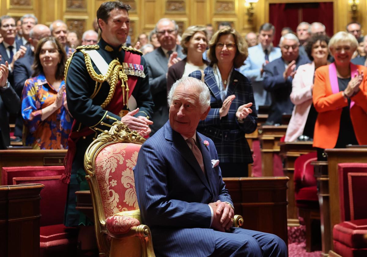 Los senadores franceses y los miembros de la Asamblea Nacional saludan al rey Carlos III