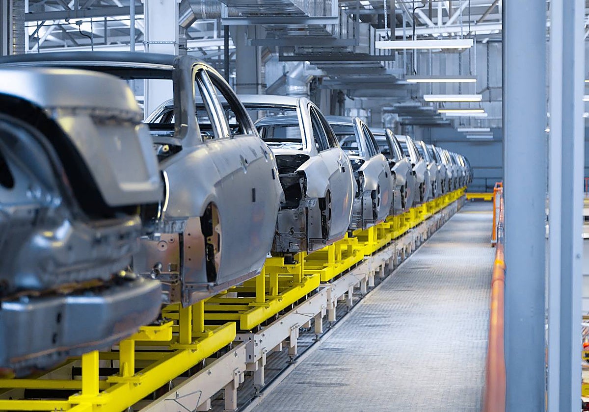 La fabricación de vehículos crece en línea con la senda de recuperación iniciada el año pasado, aunque aún lastrada por las tensiones en la cadena de suministros