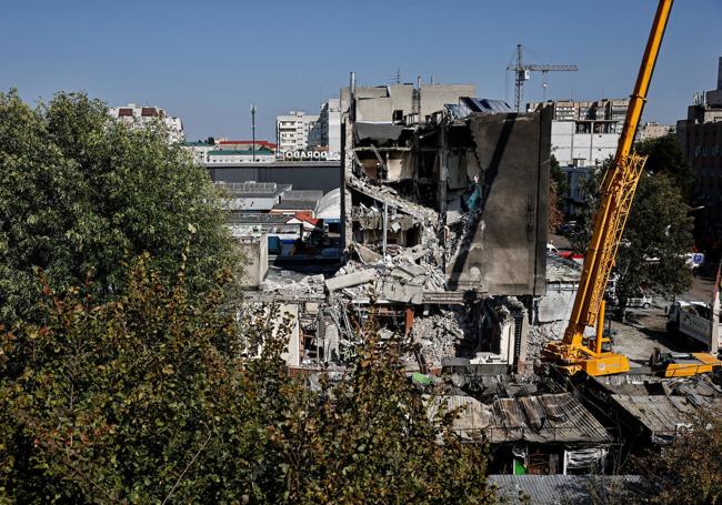 Un edificio dañado durante el bombardeo en Cherkasi.