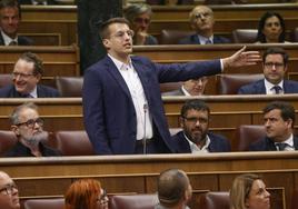 El diputado de Sumar, Jorge Pueyo, interviene en aragonés durante el pleno.