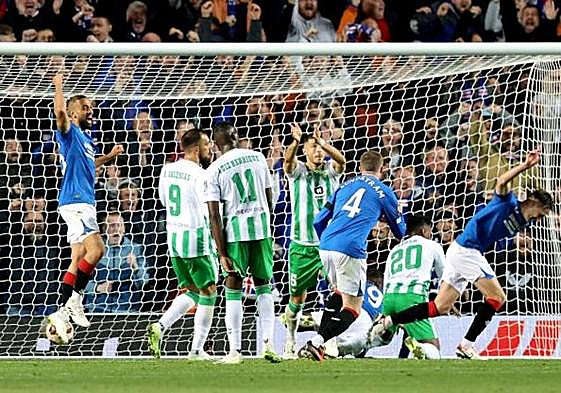 Los jugadores del Rangers celebran su gol al Betis.