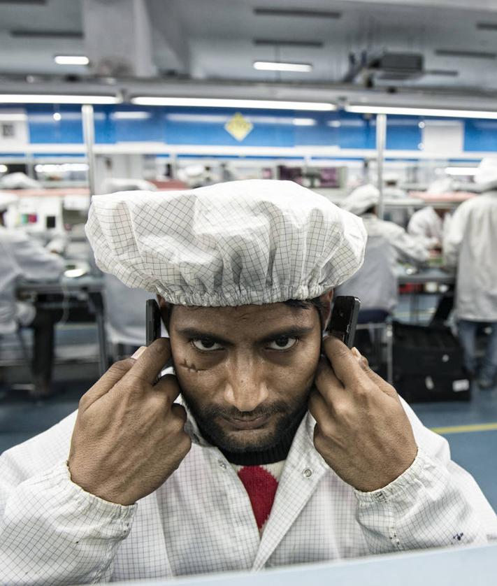 Imagen secundaria 2 - Interior de una fábrica de teléfonos móviles de Intex en Bengaluru.