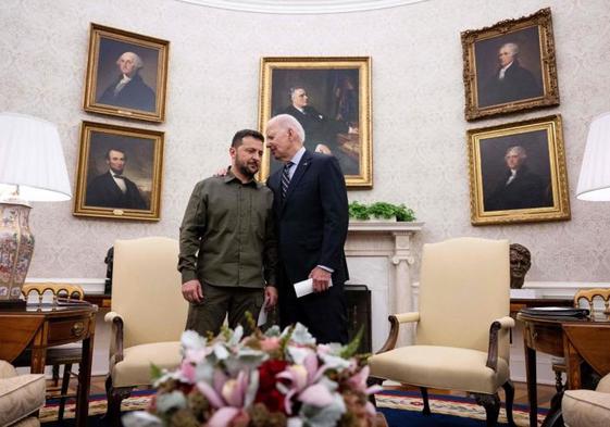 Los presidentes de EE UU, Joe Biden, y de Ucrania, Volodímir Zelenski, charlan en la Casa Blanca.