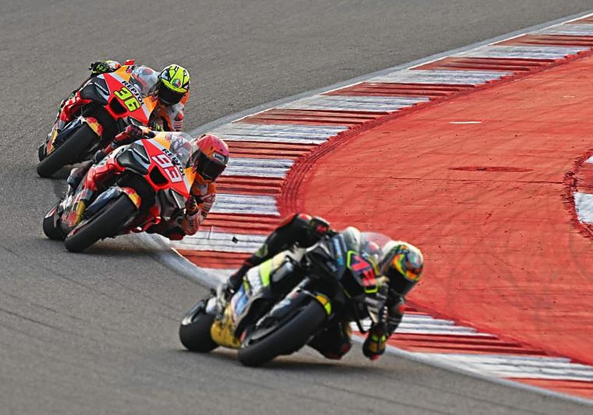 Joan Mir (i), Marc Márquez (c) y Marco Bezzecchi, en los entrenamientos del GP de la India.