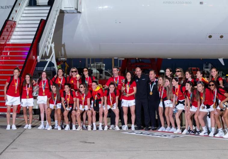 Las campeonas del mundo, con Luis Rubiales, en el aeropuerto de Barajas tras conquistar el título el 20 de agosto.