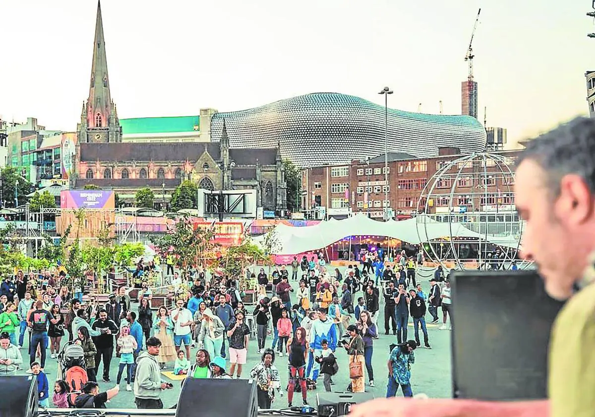 Un grupo de ciudadanos de Birmingham disfrutan de un concierto en la plaza de Saint Martin.