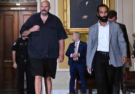 El senador demócrata John Fetterman viste pantalones cortos en el Capitolio