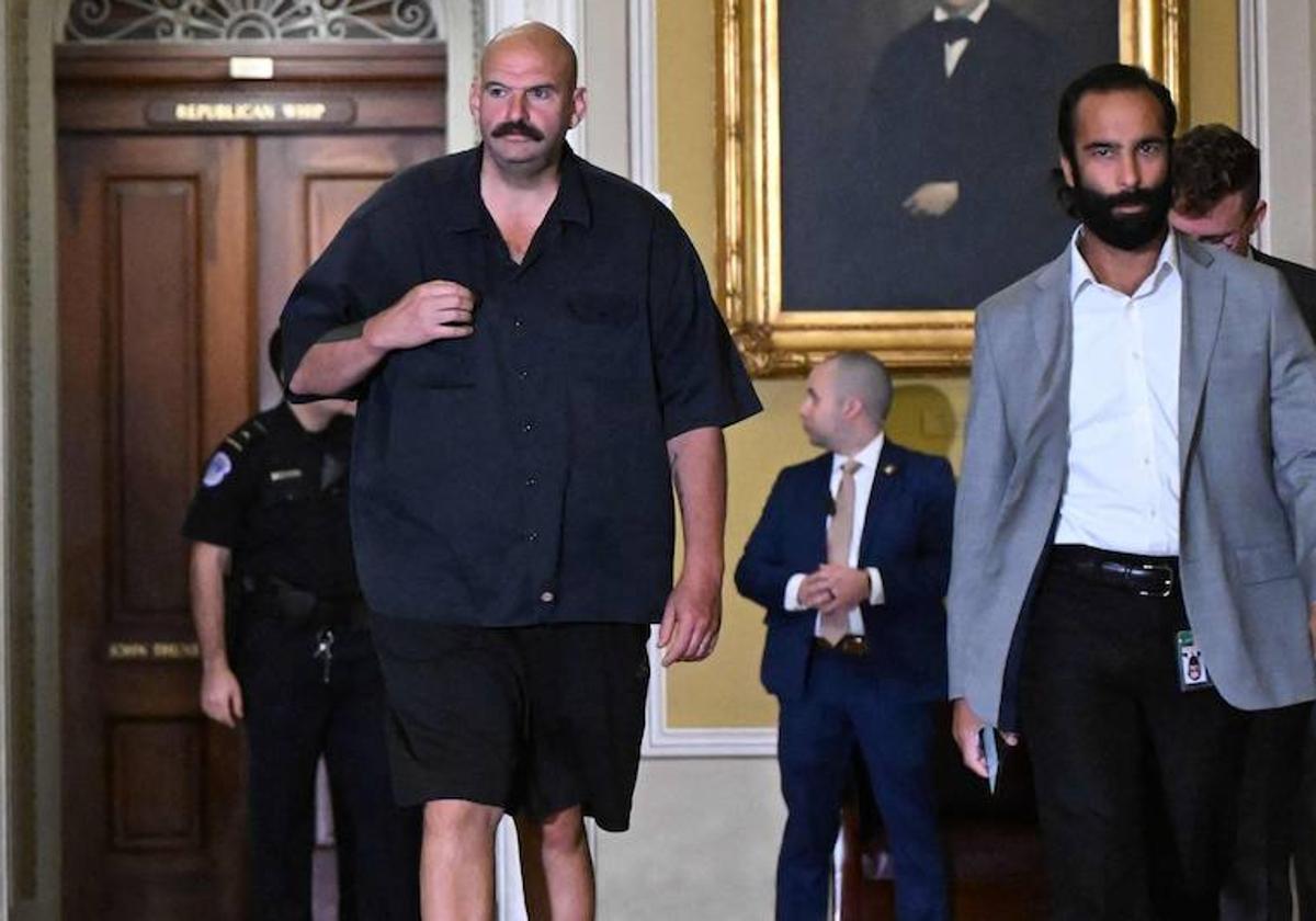 El senador demócrata John Fetterman viste pantalones cortos en el Capitolio