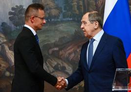 El ministro de Exteriores húngaro, Peter Szijjártó, y su homólogo ruso, Sergey Lavrov