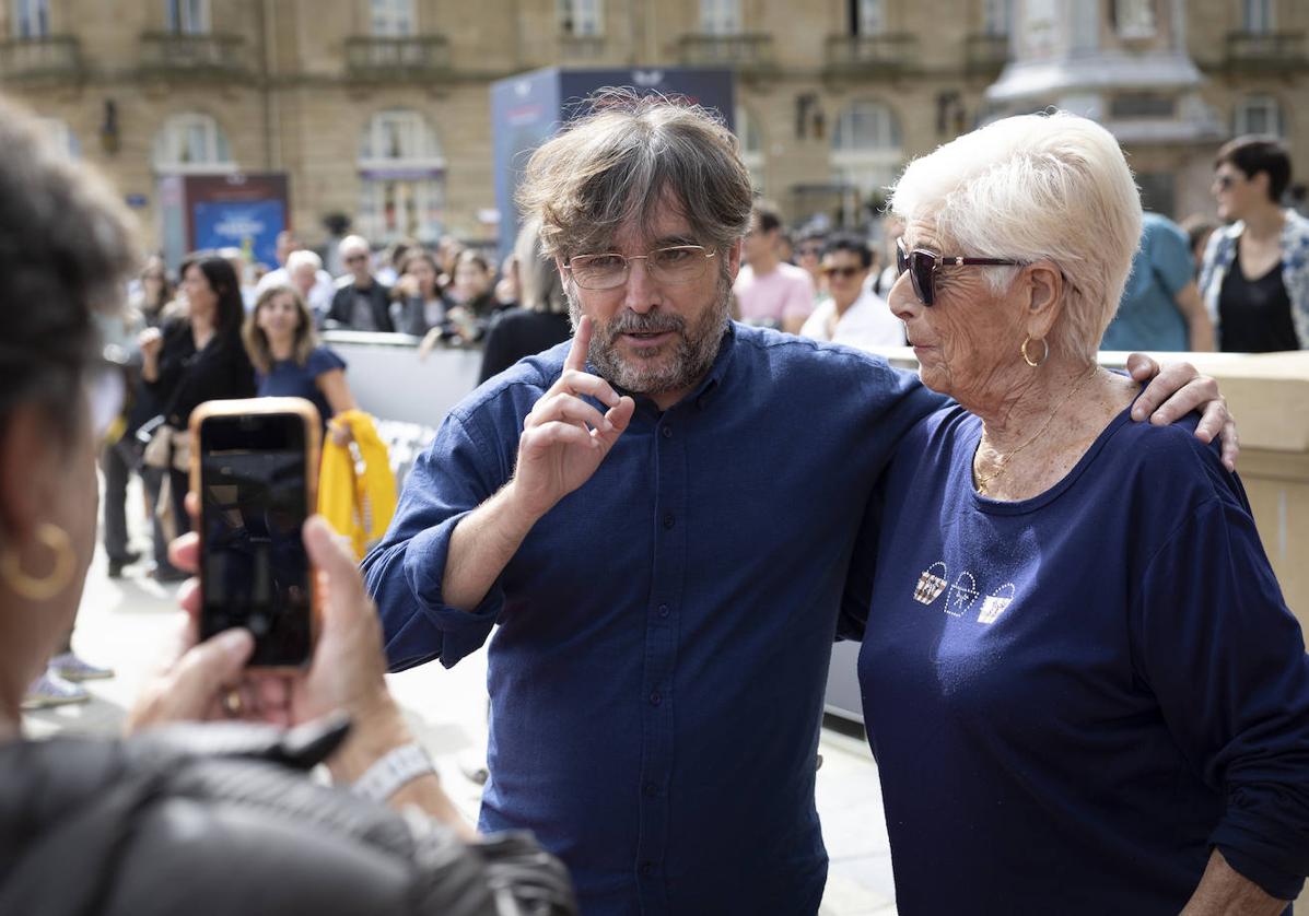 Jordi Évole haciéndose fotos con el público en el Festival de San Sebastián.