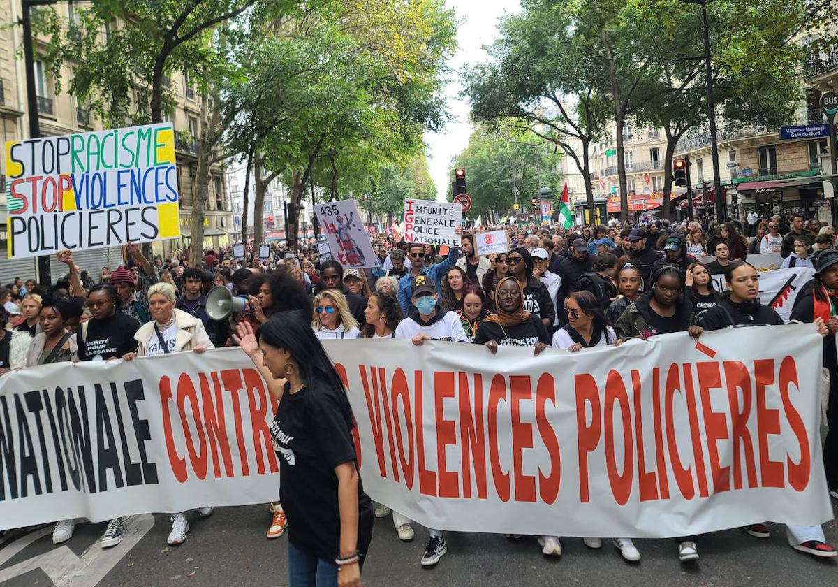 Miles de francéses protestan contra la violencia policial en París