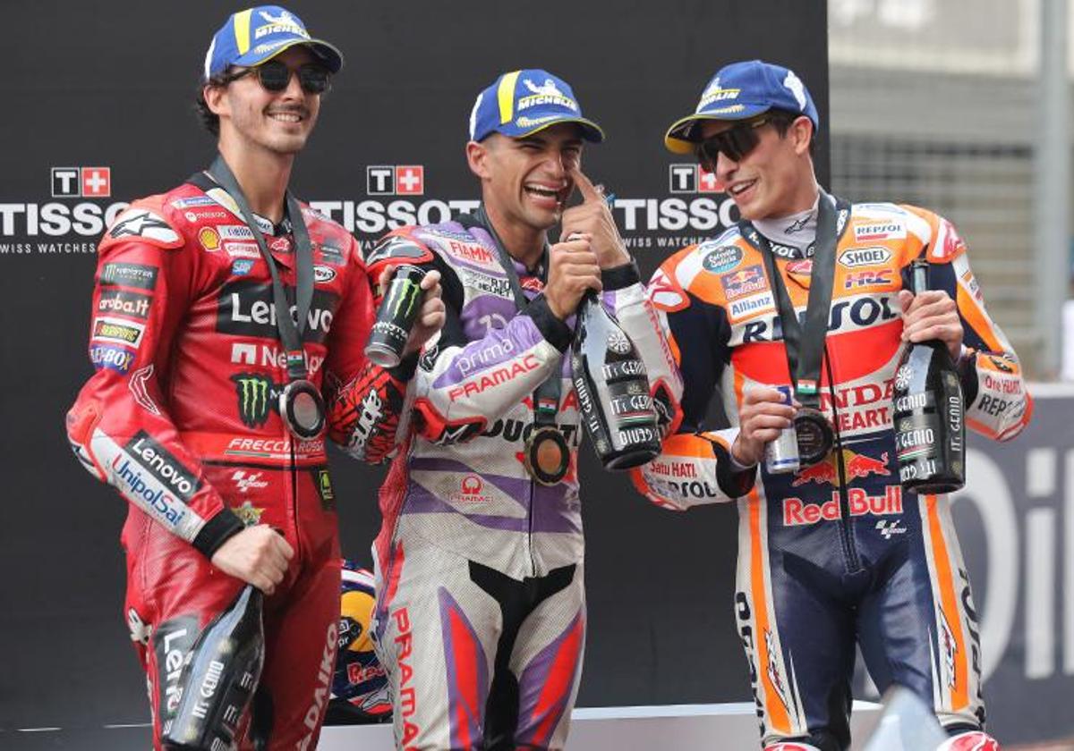 Jorge Martín (c), entre Pecco Bagnaia y Marc Márquez, en el podio tras la carrera al sprint en la India.