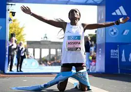 Tigst Assefa, tras ganar el maratón de Berlín y batir el récord del mundo.