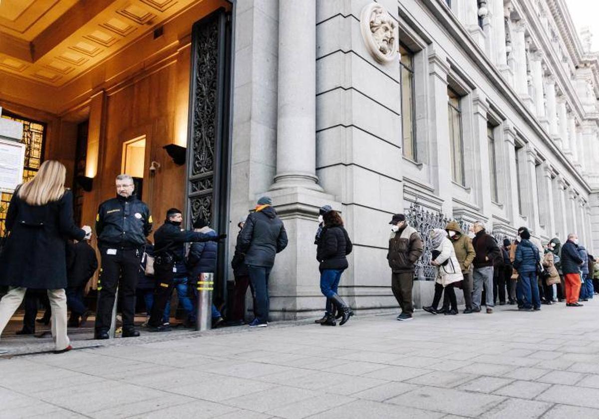 Colas ante el Banco de España para comprar Letras del Tesoro.