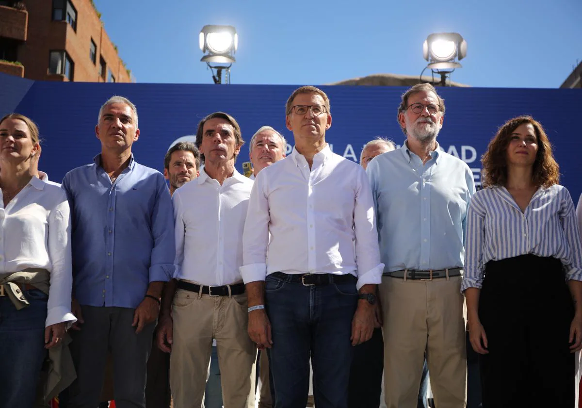 Main image - Feijóo has been supported by former presidents Rajoy and Aznar.  Below, Ayuso, one of the most applauded.