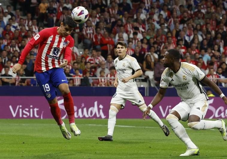 Morata remata de cabeza en el primero de sus dos goles al Real Madrid.