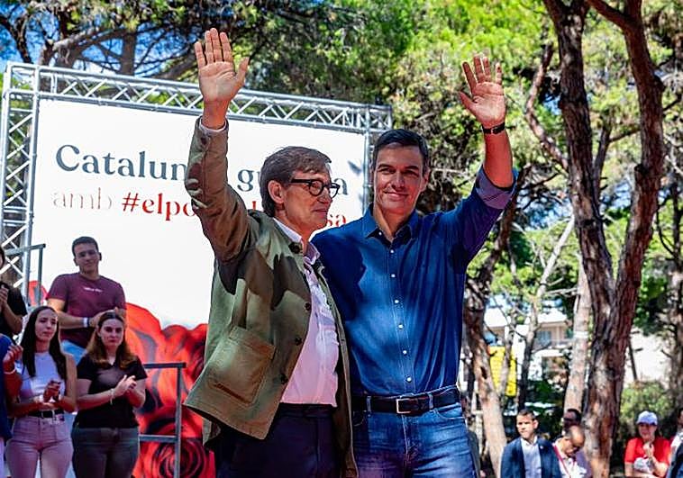 El líder del PSC, Salvador Illa, y el presidente del Gobierno en funciones, Pedro Sánchez, saludan durante la Festa de la Rosa del PSC, en la Pineda de Gavà.