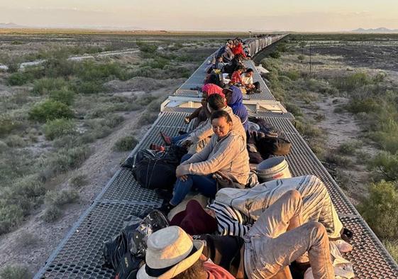 Varios migrantes encaramados a 'la bestia' en Ciudad Juárez.