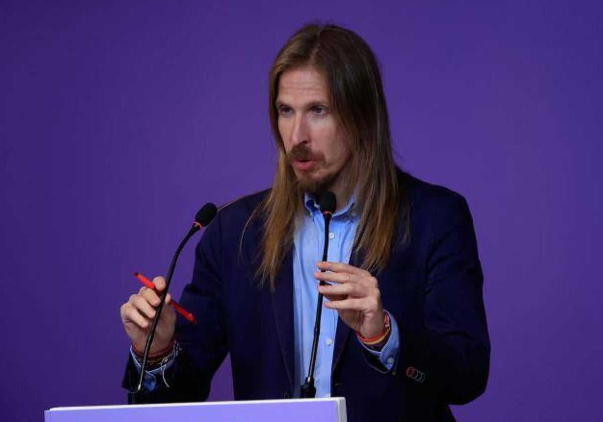 El coportavoz de Podemos Pablo Fernández, este lunes en rueda de prensa.