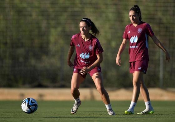 Aitana Bonmatí y Olga Carmona, durante un entrenamiento.