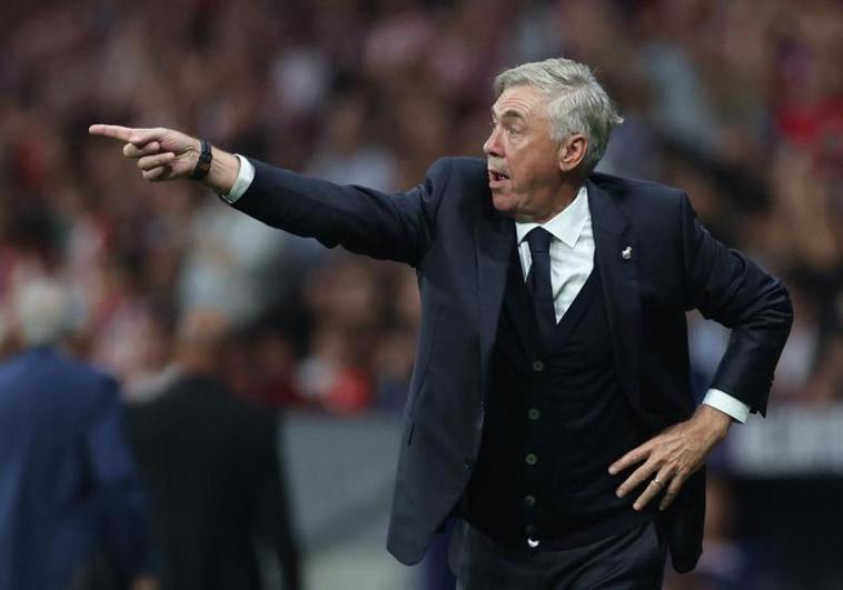 Carlo Ancelotti trata de ordenar a sus jugadores.