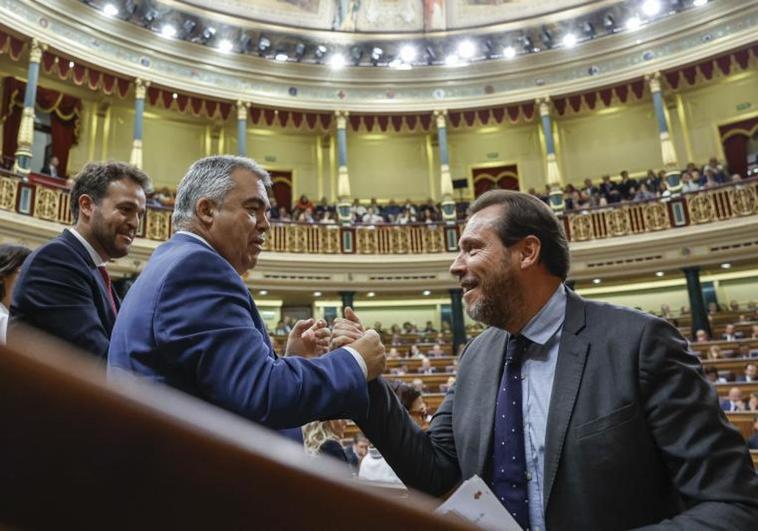 El diputado del PSOE Óscar Puente (d) saluda al diputado del PSOE Santos Cerdán