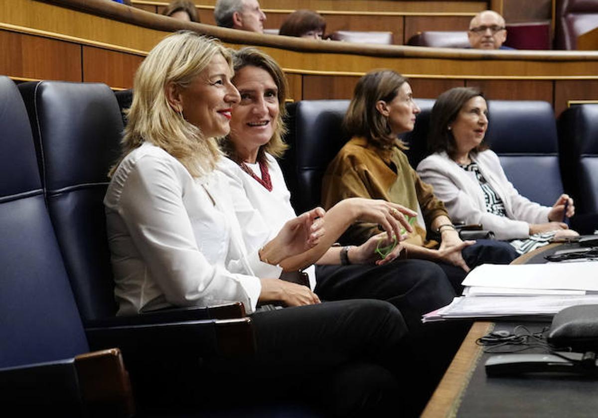 Yolanda Díaz ocupa su escaño en la bancada azul del Congreso durante la segunda sesión de invesituda.