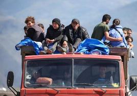 Refugiados de la región de Nagorno Karabaj viajan en un camión rumbo a la aldea armenia de Kornidzor, ubicada en la frontera.