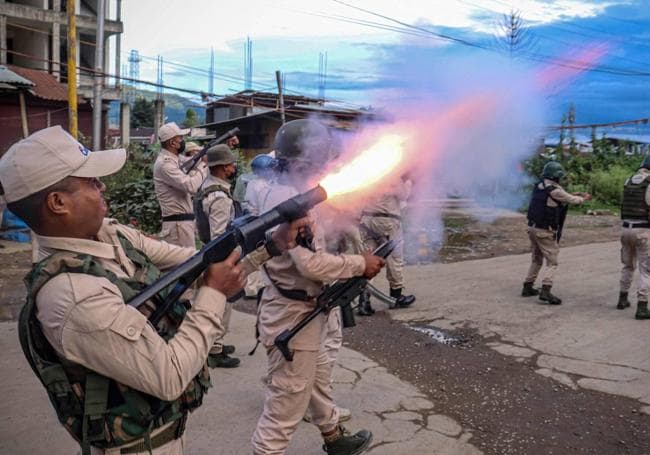 Manipur'da şiddete karşı göz yaşartıcı gaz.