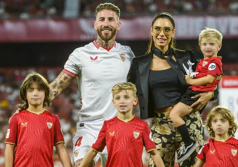 Sergio Ramos y Pilar Rubio posan con sus cuatro hijos.