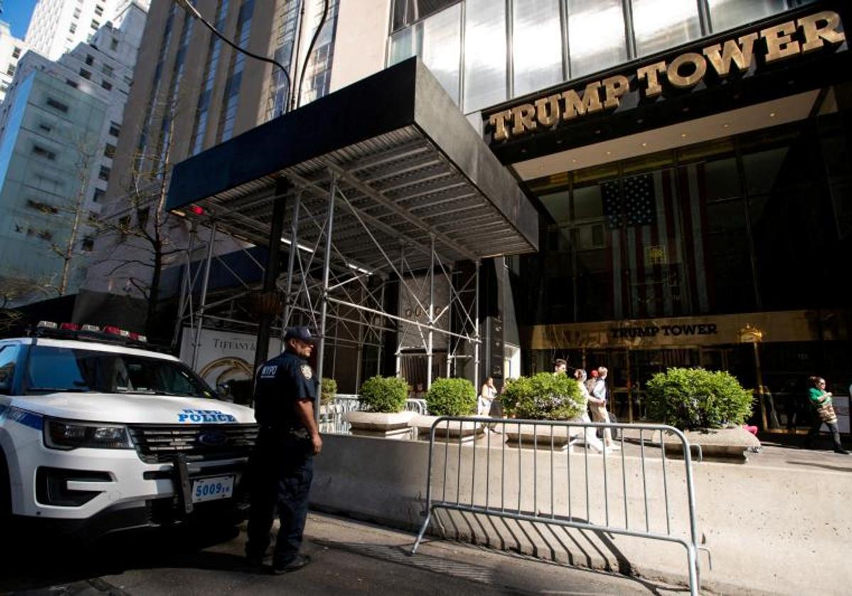 Un policía de Nueva York hace guardia frente a la Torre Trump.