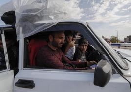 Una familia karabají de origen armenio llega a la ciudad de Kornidzor para buscar refugio.