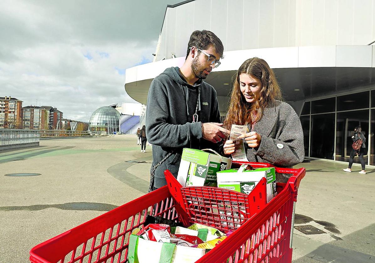 Una pareja revisando el tique de la compra.