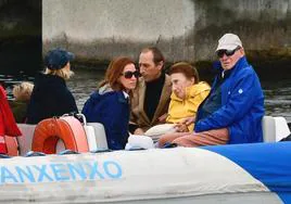 María Zurita, el Rey Juan Carlos, la Infanta Margarita y Alfonso Zurita navegan a bordo de la lancha semirrígida 'Cristina' en la ría de Pontevedra.