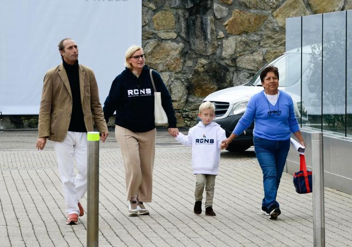 Imagen principal - Arriba; María, Alfonso y Carlitos Zurita a su llegada al puerto deportivo. A la derecha; el rey emérito acompañado por la infanta Margarita de Borbón, Alfonso Zurita y Cristina Franze, mujer de Pedro Campos. A la izquierda; el Rey Juan Carlos a su llegada al puerto deportivo.