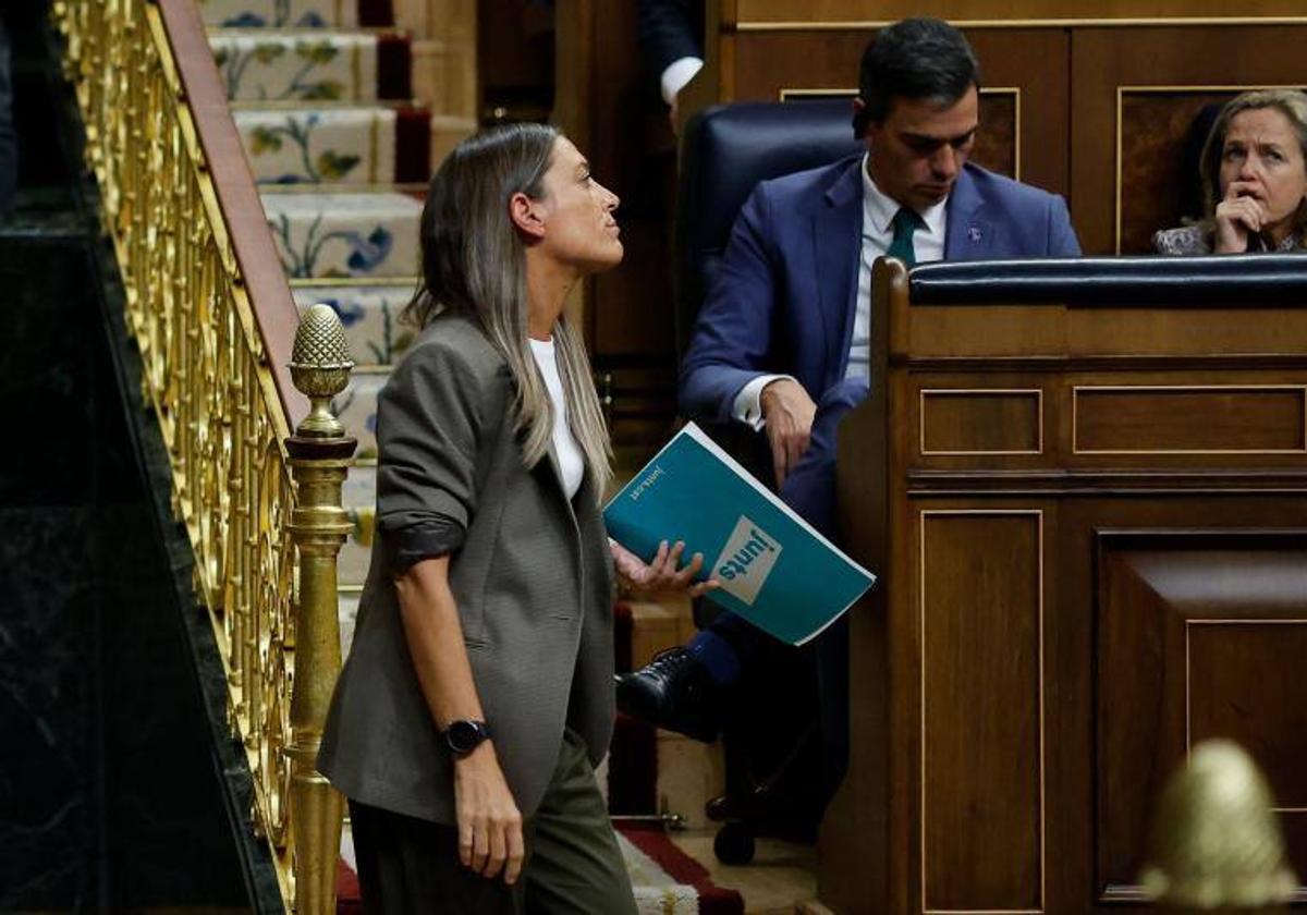 La portavoz de Junts, Miriam Nogueras, durante la sesión de investidura de Alberto Núñez Feijóo en el Congreso.