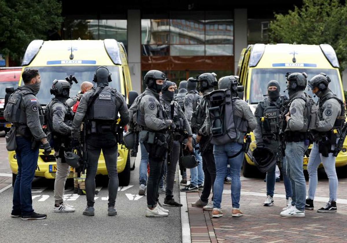 Imagen principal - El hospital tuvo que ser parcialmente evacuado por agentes fuertemente armados.