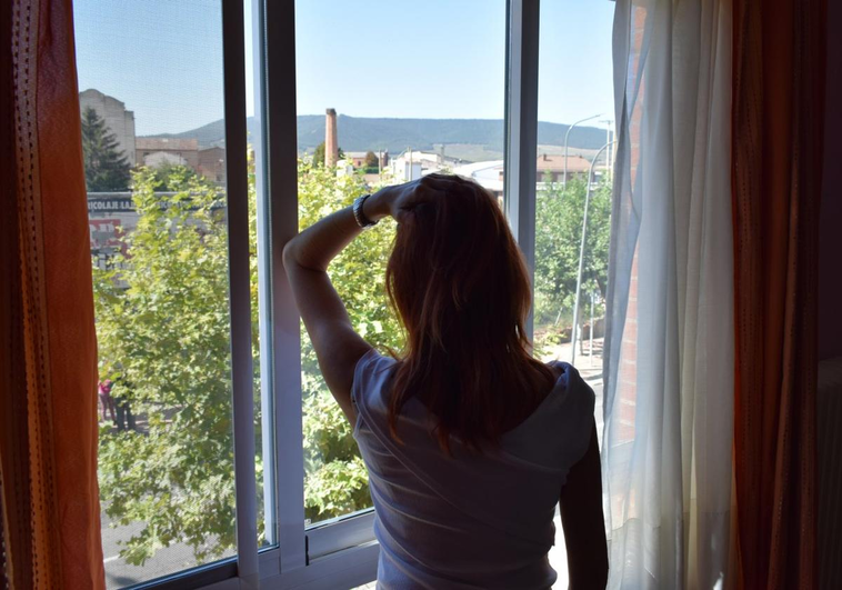 Obligados a dejar su casa por culpa de un acosador
