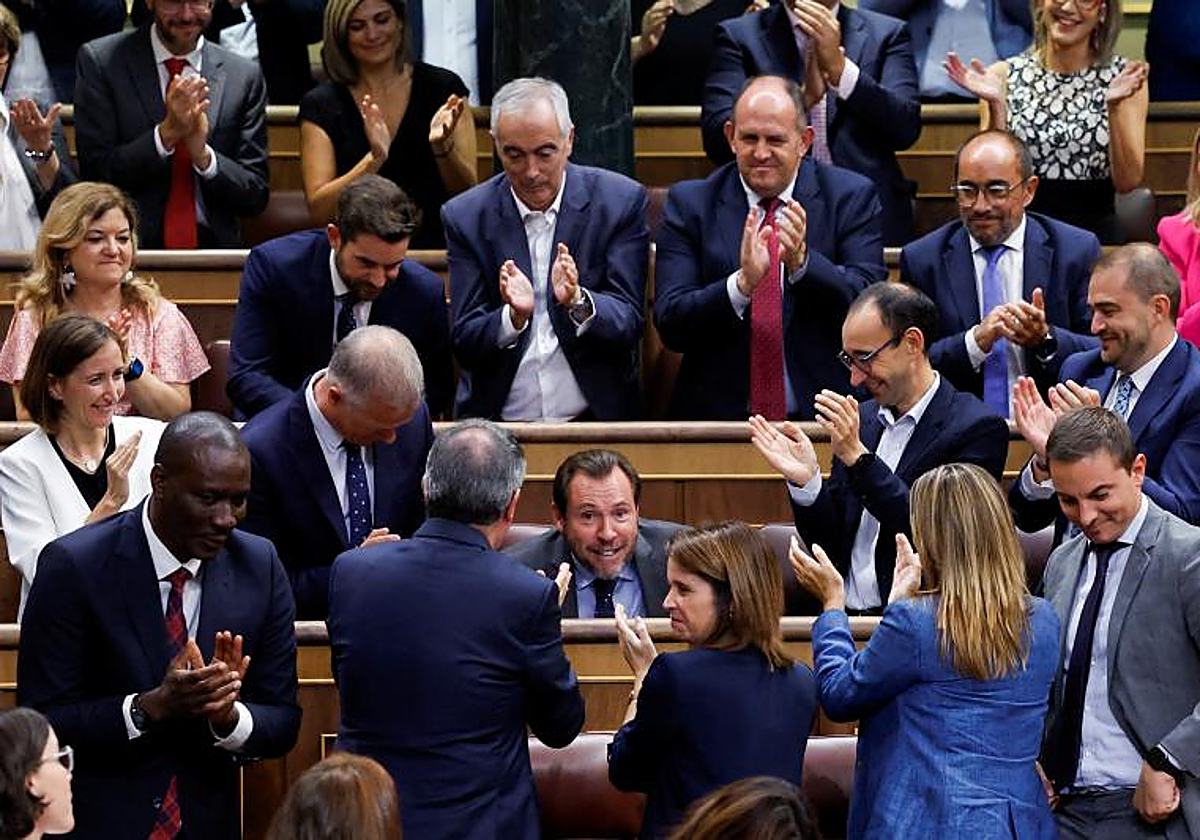 Óscar Puente aplaudido por los diputados socialistas.