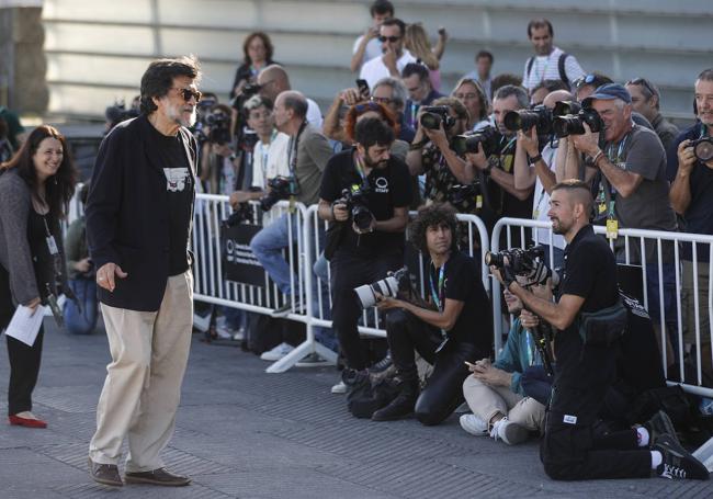 Víctor Erice posa para los fotógrafos en San Sebastián.