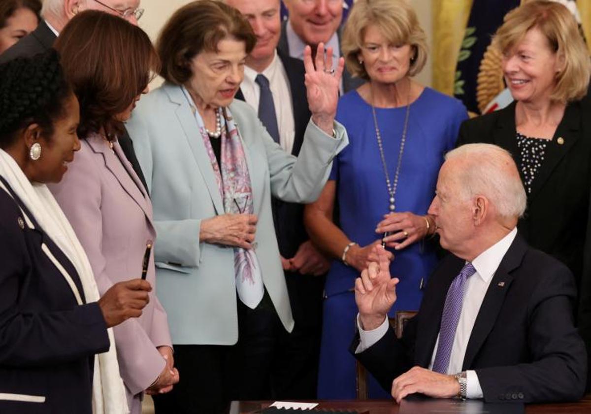 El presidente estadounidense, Joe Biden, habla con la senadora estadounidense Dianne Feinstein, en una imagen de archivo.