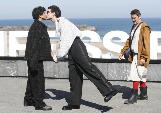 Javier Ambrossi y Javier Calvo, Los Javis, en el Festival de San Sebastián junto al cantante y actor Albert Pla.